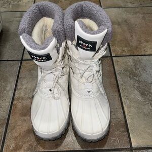 Snow boots